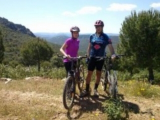un padre con su hija de pie junto a unas bicis